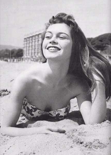 Brigitte Bardot - am Strand, smiling