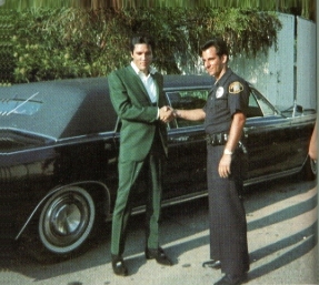 Elvis Presley - mit Car & Cop