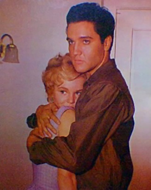 Elvis Presley - Girl im Arm