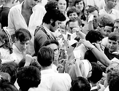 Elvis Presley - in der Menschenmenge 8 June 1968 Gates Graceland