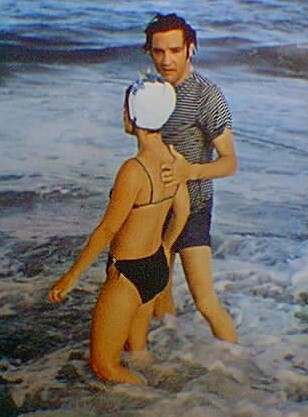 Elvis Presley - mit Girl im Wasser stehend