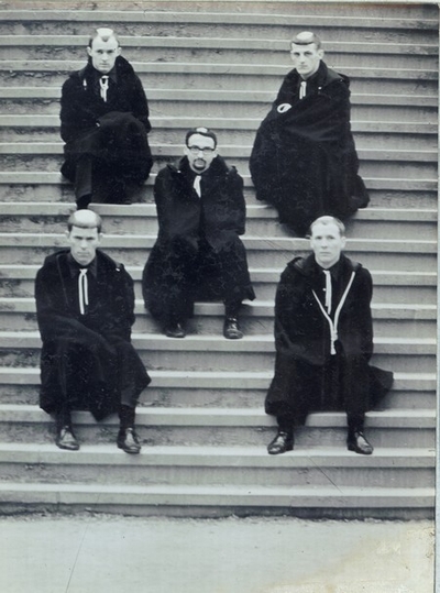 The Monks - Auf der Treppe