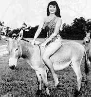 Bettie Page - auf Esel sitzend