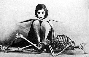 Theda Bara - mit Skelett