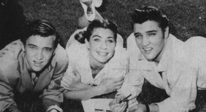 Elvis Presley - am Boden liegend