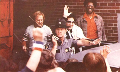 Elvis Presley - in Auto einsteigen/Cop