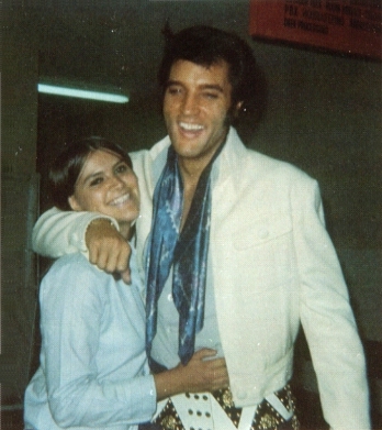 Elvis Presley - im Arm/Lachend