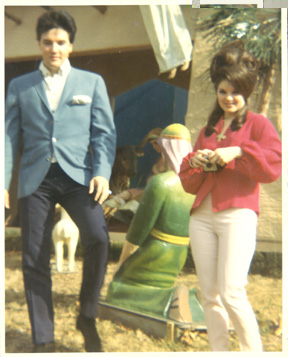 Elvis Presley - im Garten stehend