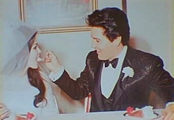 Elvis Presley - Hochzeit, Torte Essen
