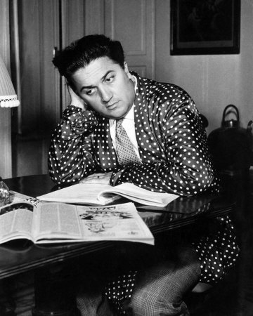 Federico Fellini - Denkerpose