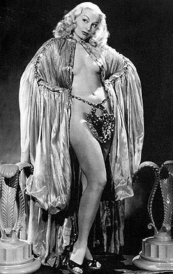 Lili St. Cyr - mit Umhang