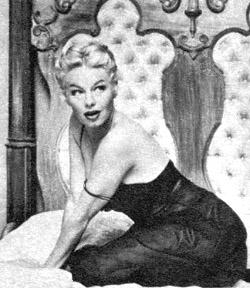 Lili St. Cyr - auf dem Bett