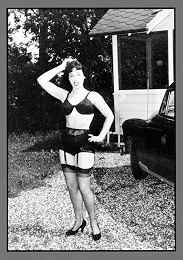 Bettie Page - vor dem Haus