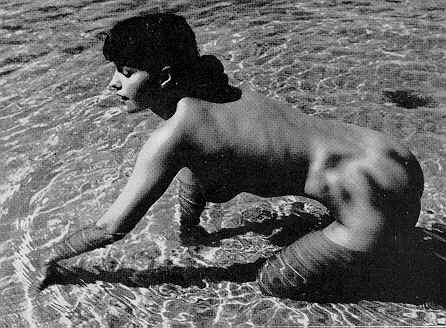 Bettie Page - im Wasser kniend