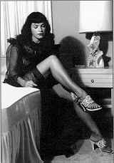 Bettie Page - auf der Bettkante