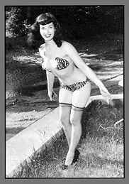 Bettie Page - im Garten