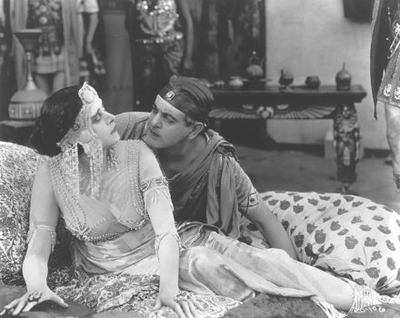 Theda Bara - Liegend