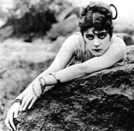 Theda Bara - tiefer Blick
