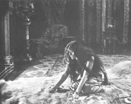 Theda Bara - am Boden